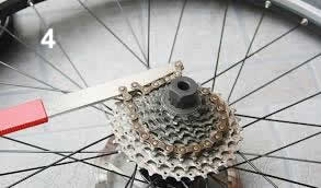 catena per lo somtaggio ruota libera a filetto - threaded freewheel disassembly chain 